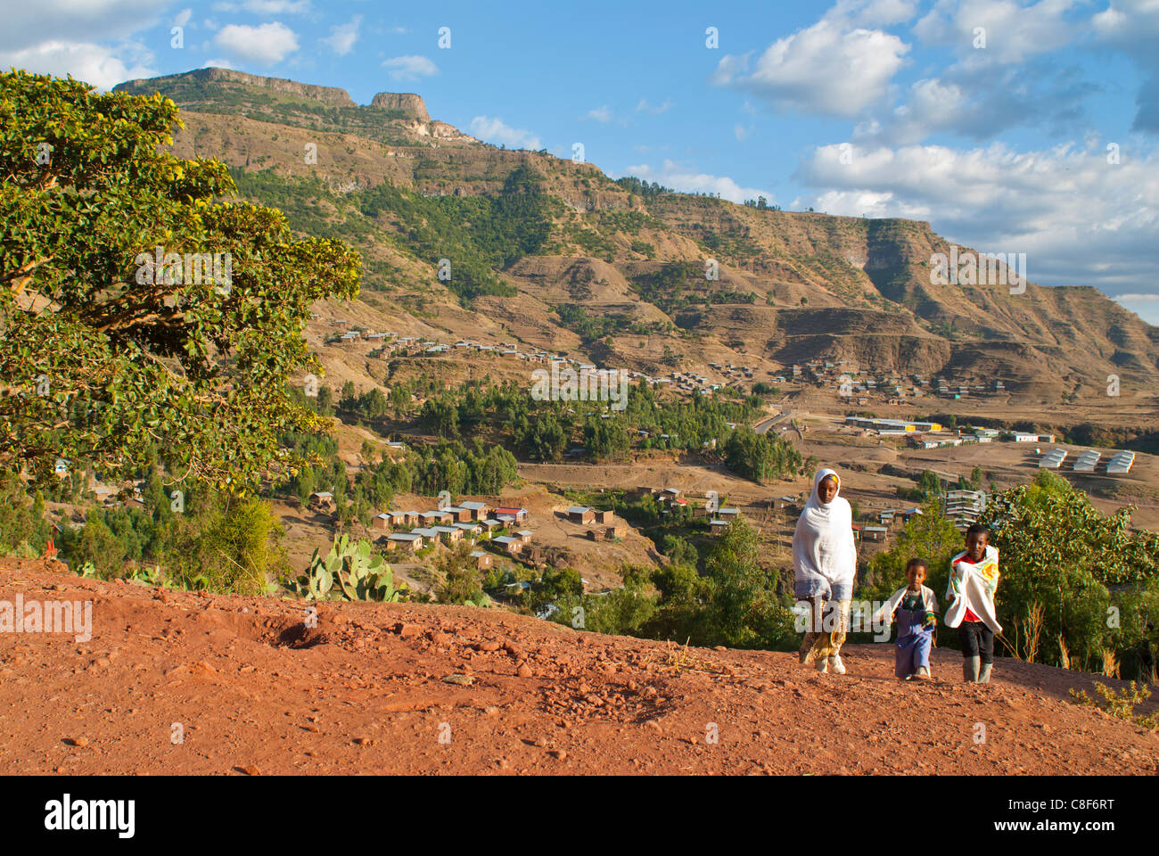 Les jeunes enfants marchant à travers le beau paysage autour de Lalibela, Éthiopie Banque D'Images