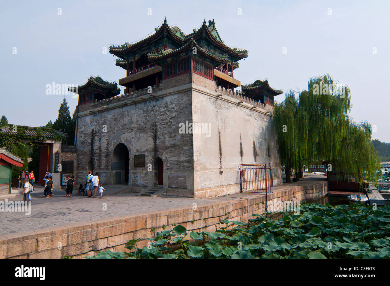 À l'énorme porte le Lac de Kunming dans le Palais d'Eté (Yihe Yuan, UNESCO World Heritage Site, Beijing, Chine Banque D'Images