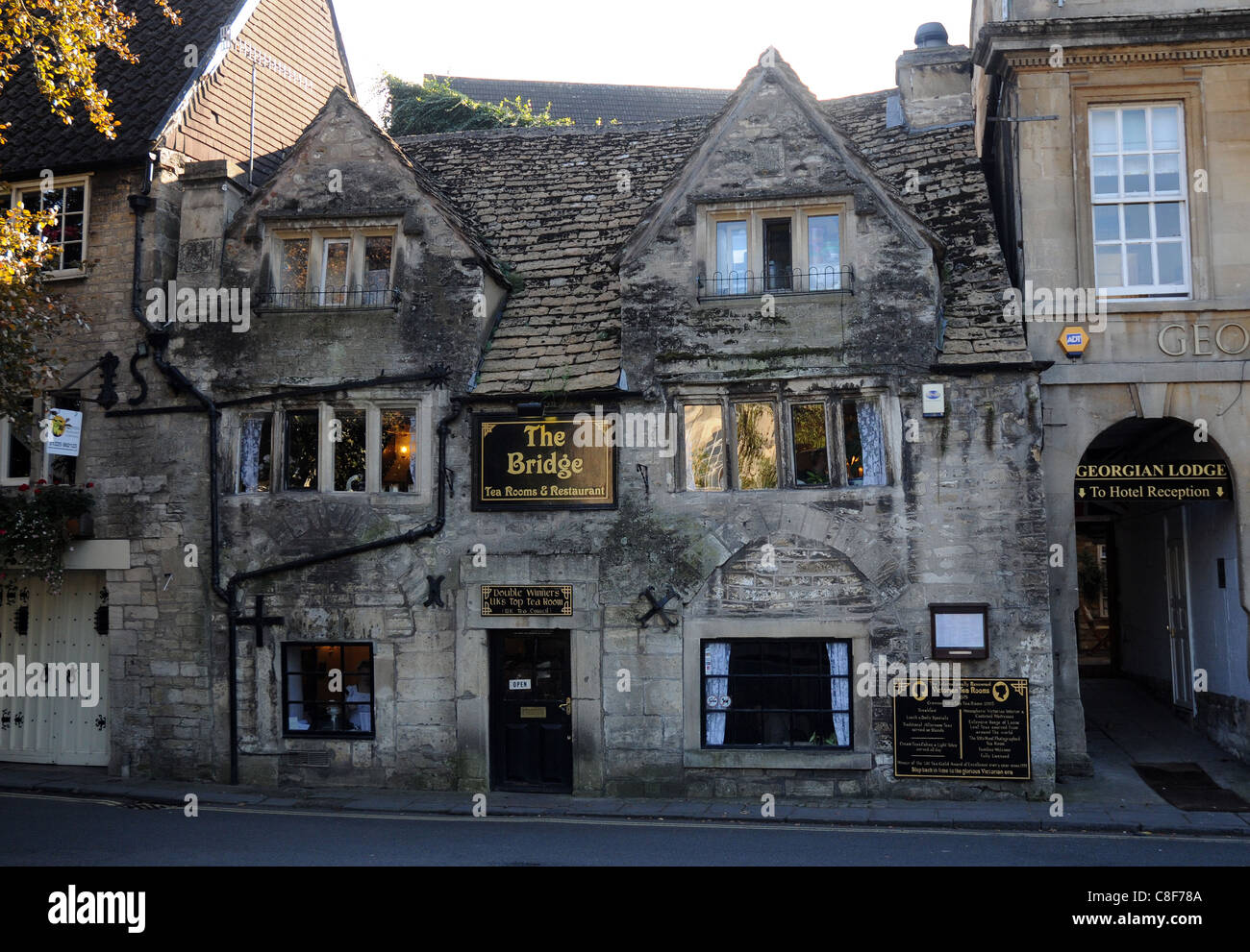 Les chambres du thé victorien BRADFOR SUR AVON, WILTSHIRE voté le meilleur salon de thé en Grande-Bretagne a été construit en 1675 Banque D'Images