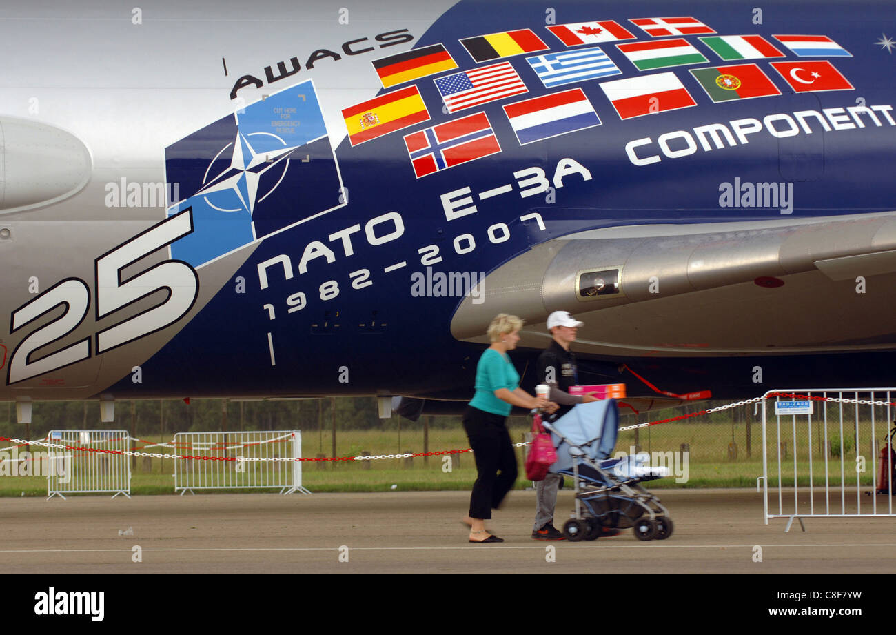 Plusieurs milliers de français, belge et néerlandais visiter la base aérienne de l'OTAN à Geilenkirchen, Allemagne, Banque D'Images