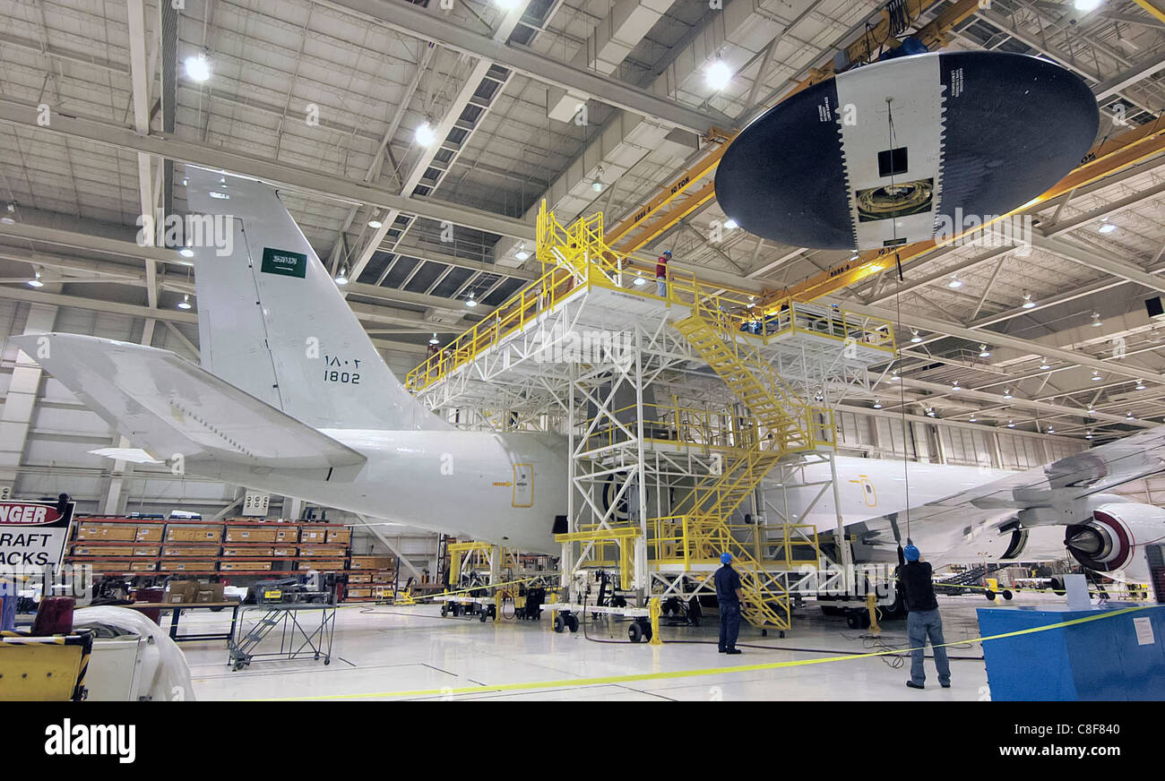 Facilité de maintenance le 30 pieds de diamètre sur un rotodome Arabie Royal Air Force E-3 le 10 mars à la Tinker Air Force Base Banque D'Images