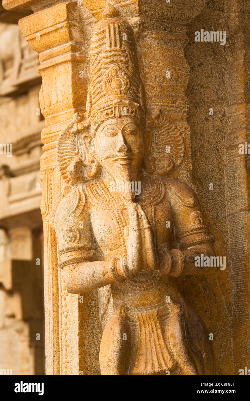 Une sculpture hindou donne le Namaste bienvenue au Temple Brihadeeswarar (Grand Temple) à Thanjavur (Tanjore, Tamil Nadu, Inde Banque D'Images