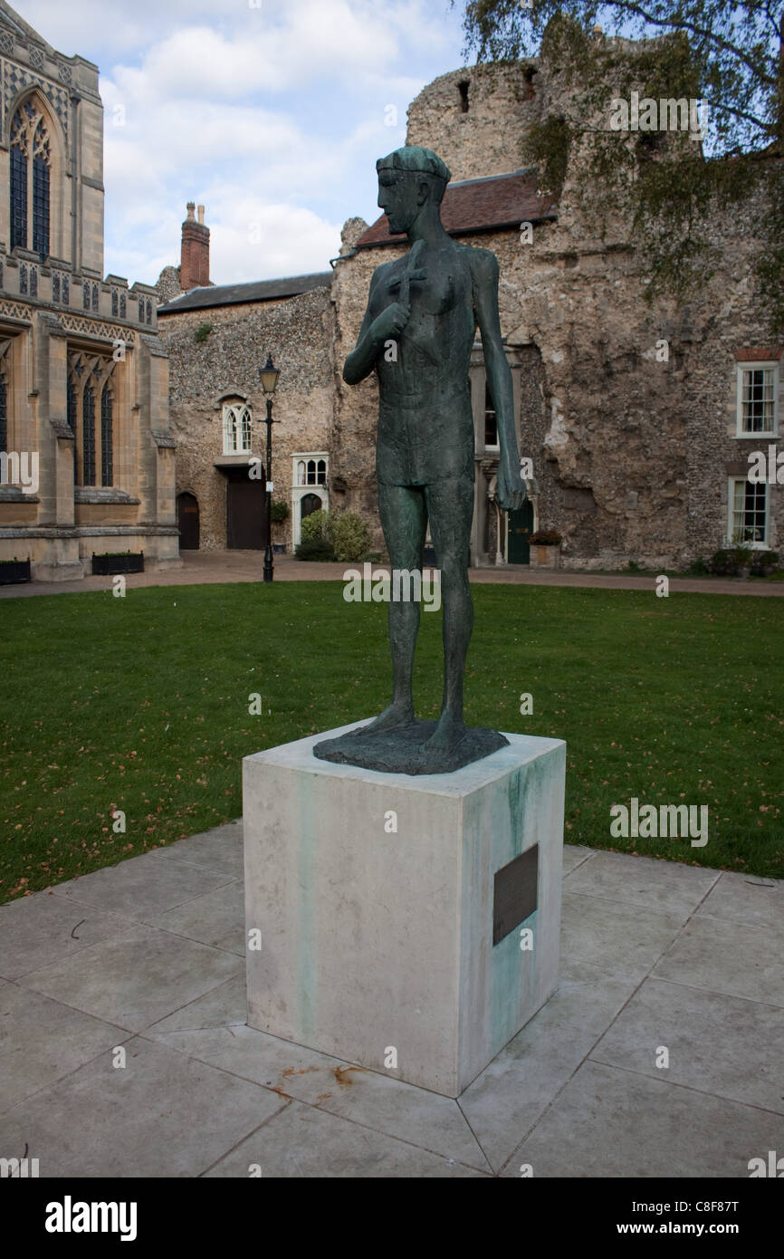 Statue de Saint Edmund à Bury St Edmunds, Suffolk. La statue de Dame Elisabeth Frink, a été mise en service en 1974. Banque D'Images