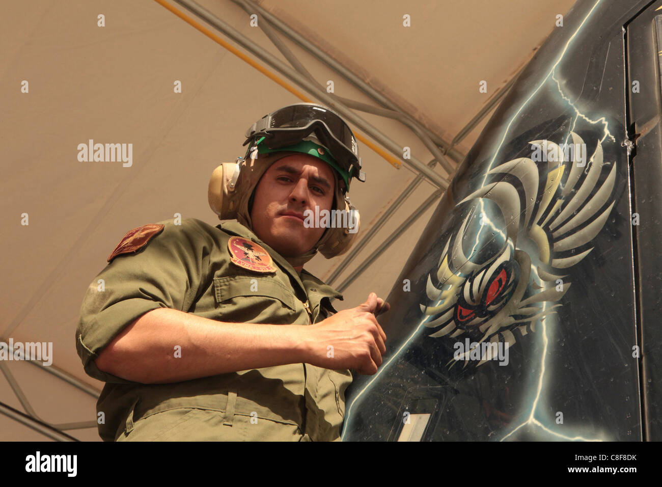 Attack Squadron 513 Marine mécanicien cellules pose avec son oeuvre sur l'AV-8B Harrier numérotés de 01 à l'aérodrome de Kandahar Banque D'Images