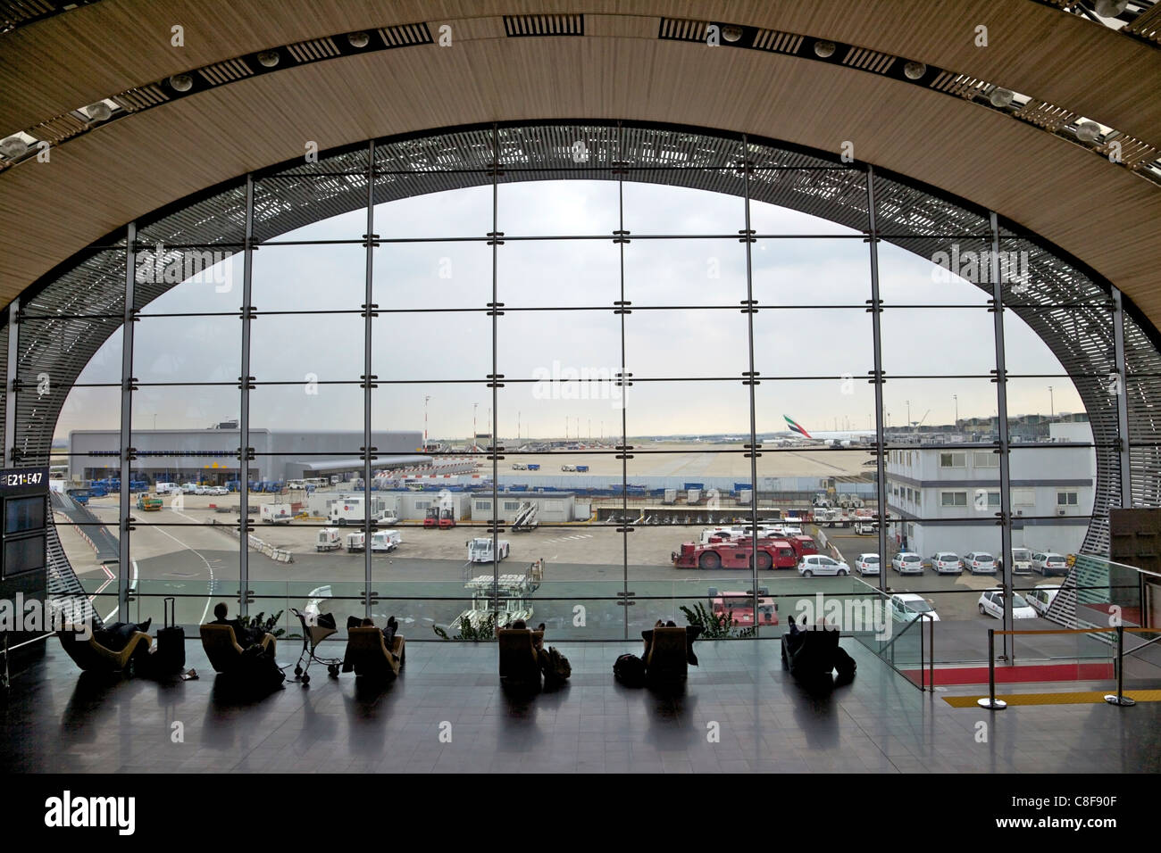 Les voyageurs d'affaires et reposant sur des divans dans le Terminal 2, Paris Charles de Gaulle, Roissy, France Banque D'Images