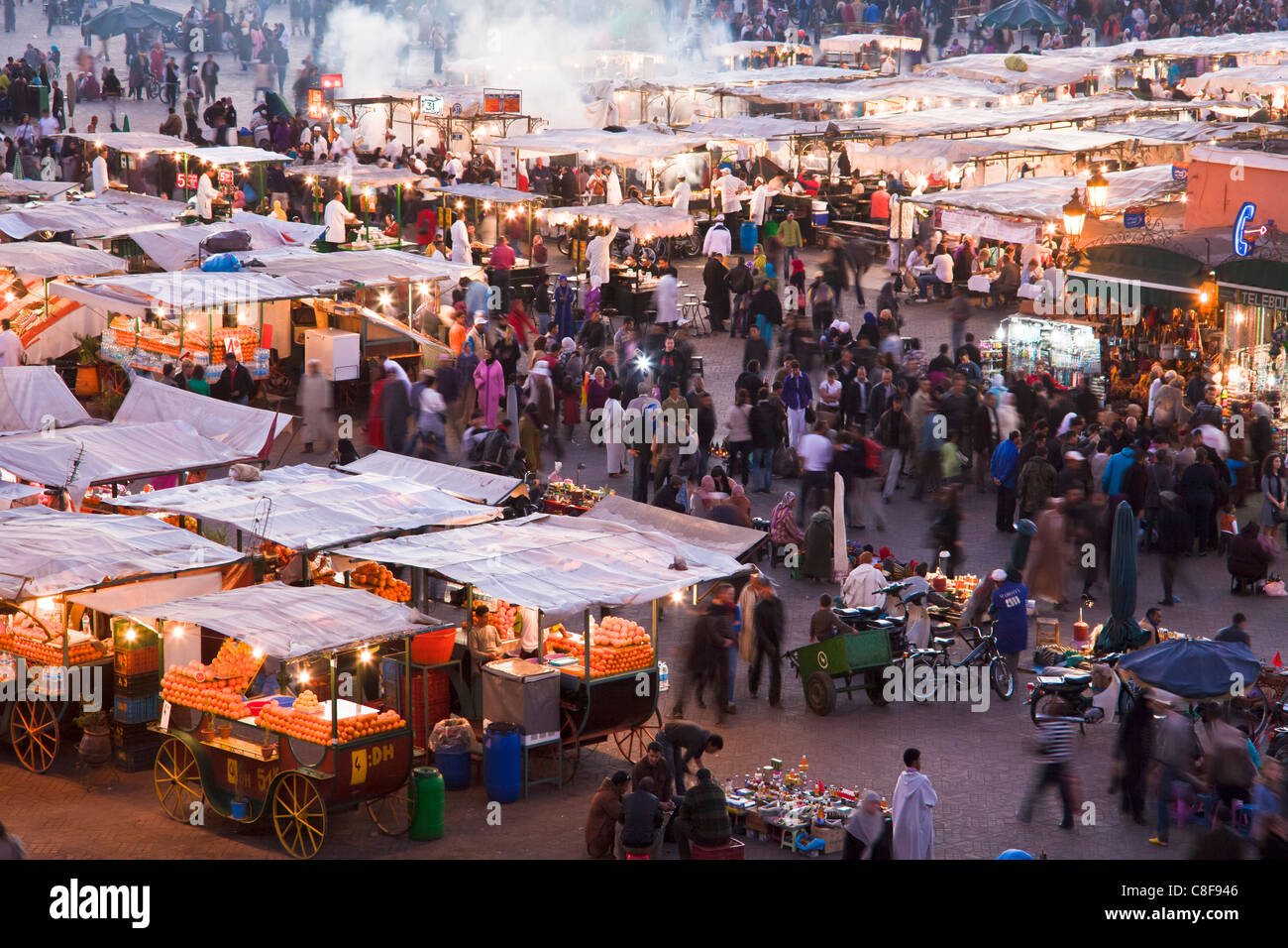 Le Maroc, l'Afrique du Nord, Afrique, Marrakech, Medina, affaires, commerce, boutique, Place Djemaa el Fna, lieu, dans la soirée Banque D'Images