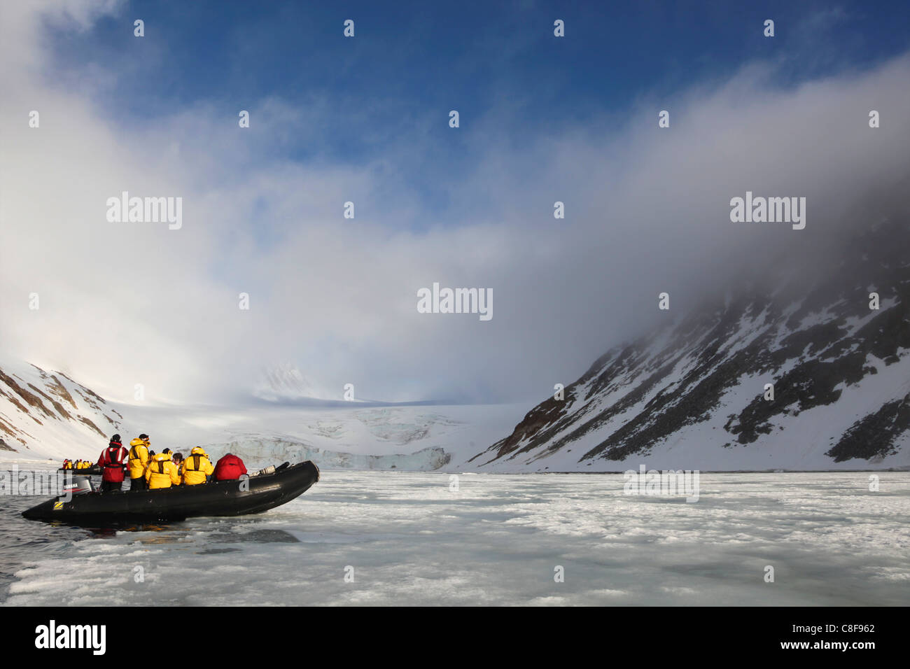 Les touristes avec gonflables Zodiac explorer paysage arctique, le nord du Spitzberg, Svalbard, Norvège, Scandinavie Banque D'Images