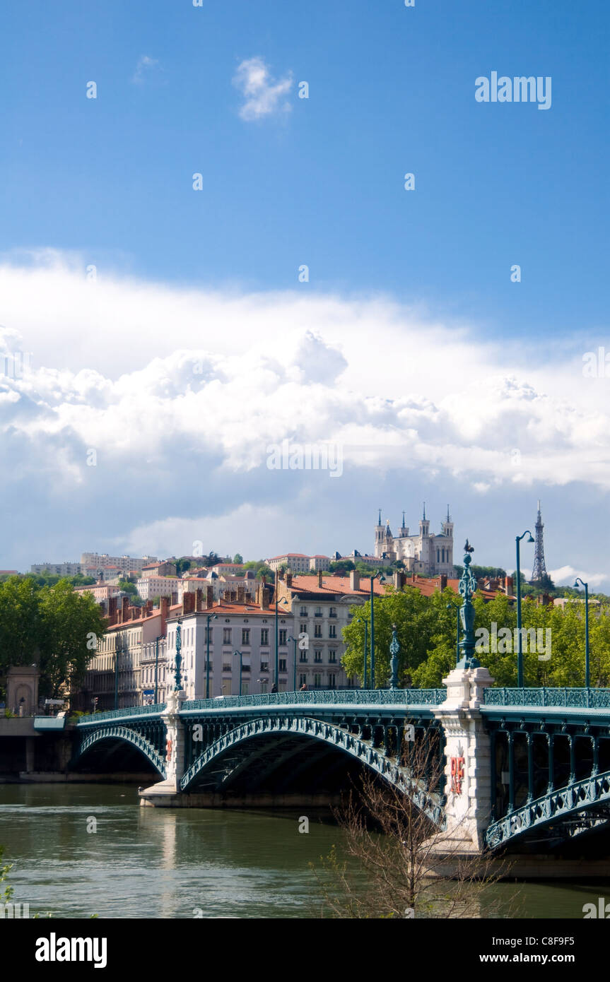 Le Pont de l'Université sur le Rhône et la ville de Lyon, Lyon, France Banque D'Images