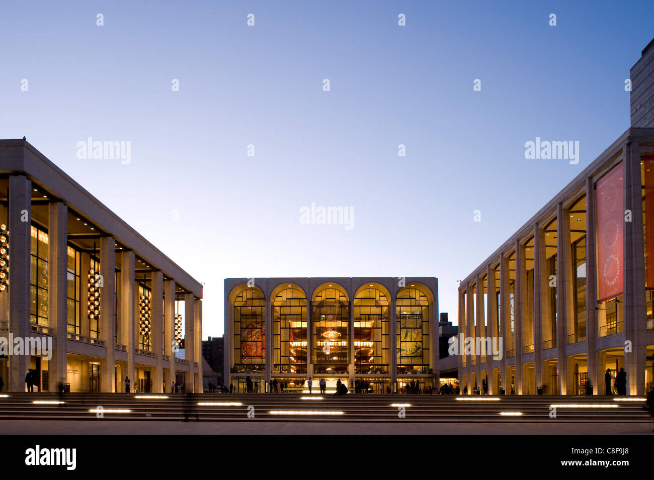 Au crépuscule du Lincoln Center, Manhattan, New York, État de New York, États-Unis d'Amérique Banque D'Images
