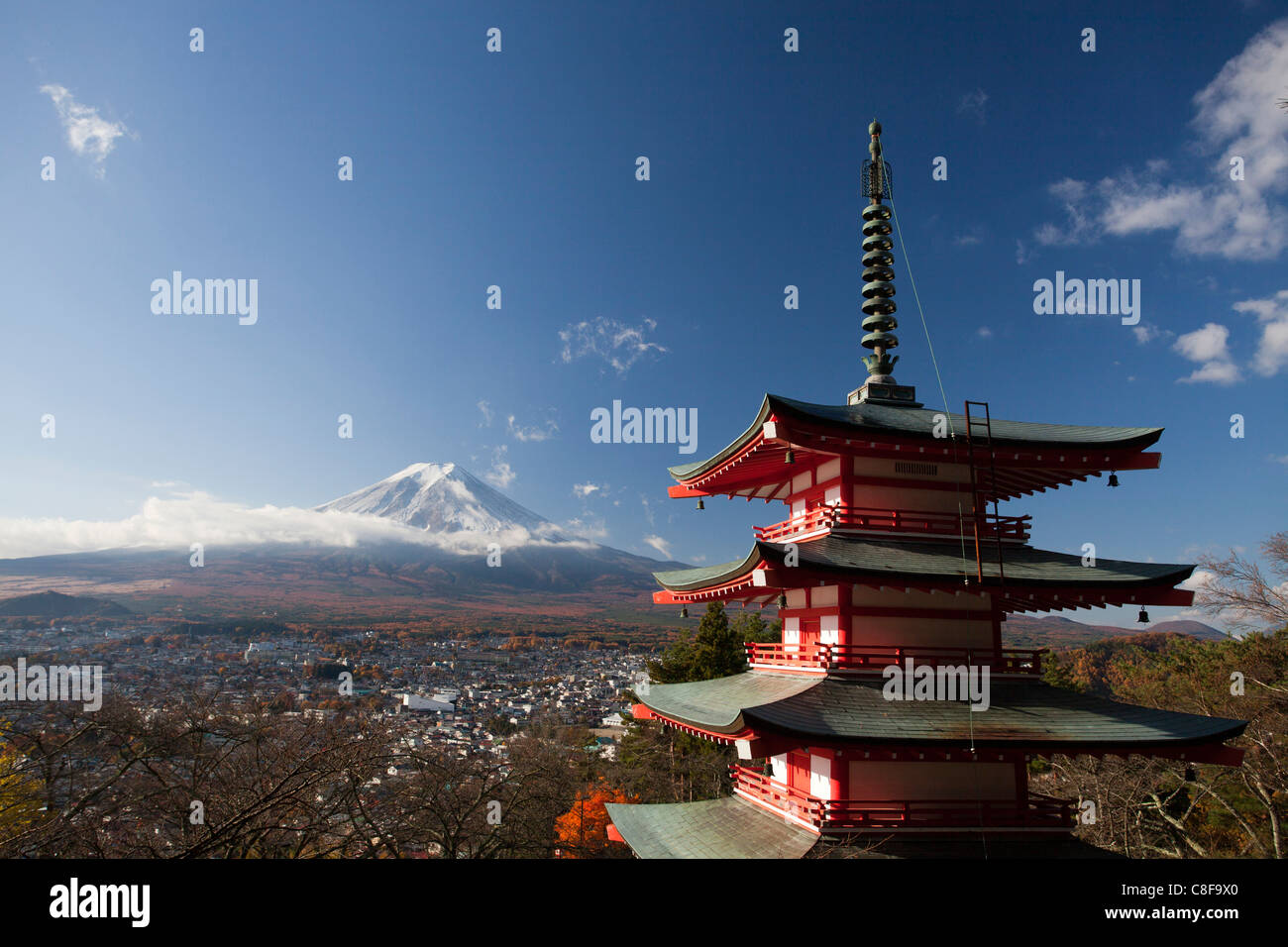 Le Japon, novembre, Asie, Fujiyoshida, ville, Chureito pagode, Fuji, montagne, neige, Fujiyoshida, sommaire, ciel bleu, pagode, voir Banque D'Images