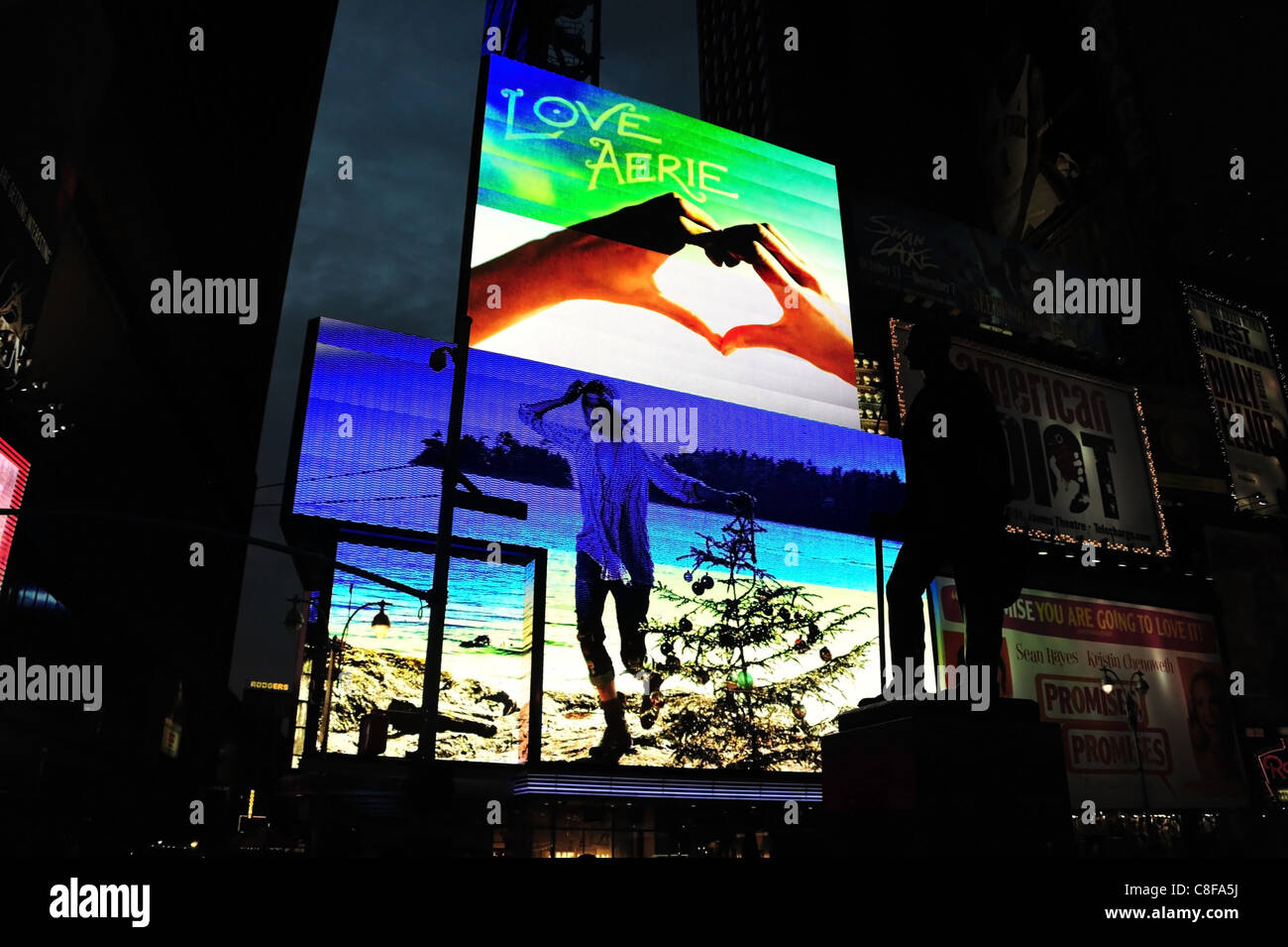 Nuit statue silhouette George M. Cohan, néon LED screen toile American  Eagle Outfitters, Duffy Square, 7e Avenue, New York Photo Stock - Alamy