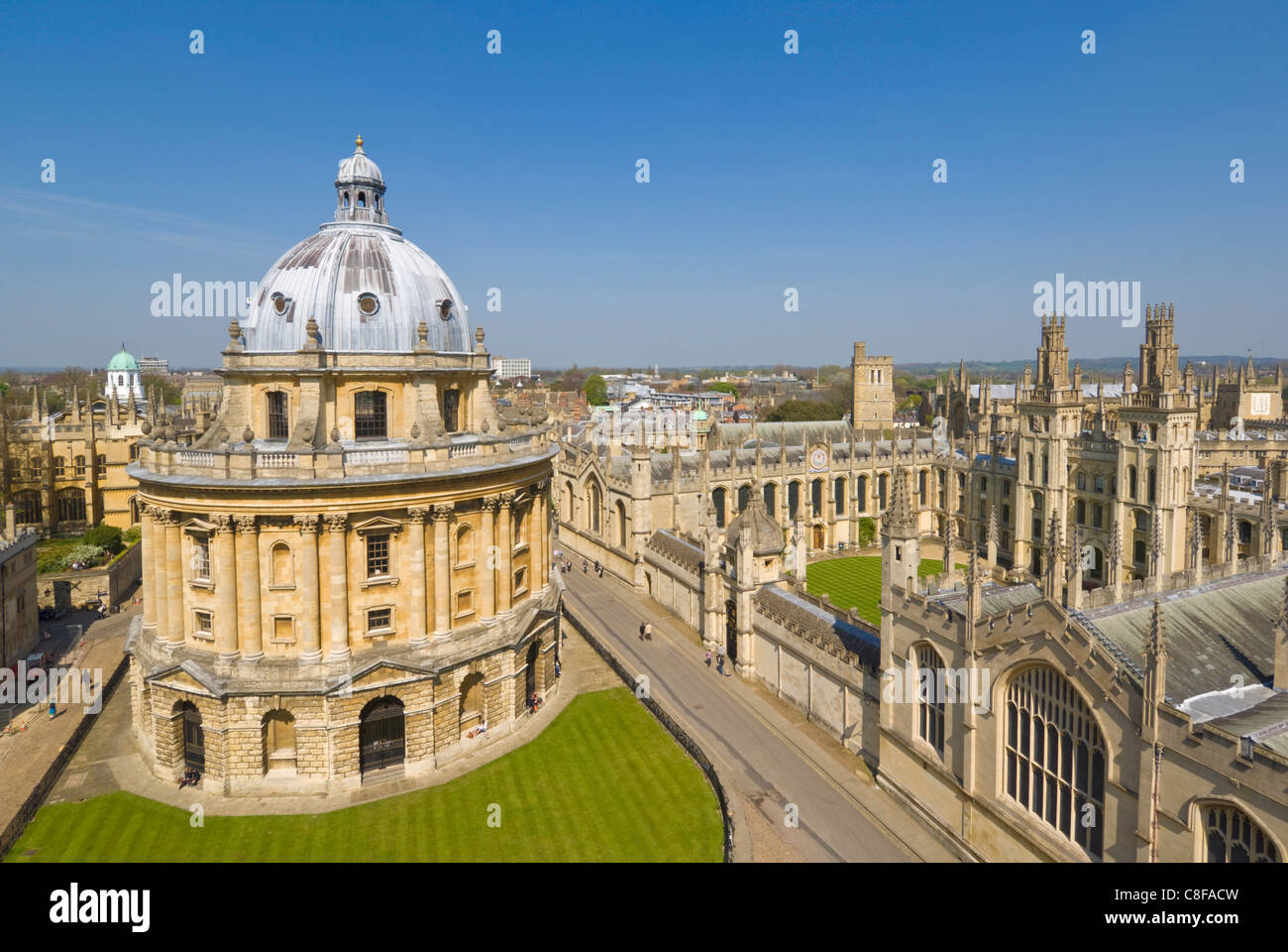Le dôme de Radcliffe Camera, les murs de l'All Souls College, et les toits de la ville universitaire d'Oxford, Oxfordshire, Angleterre, Royaume-Uni Banque D'Images