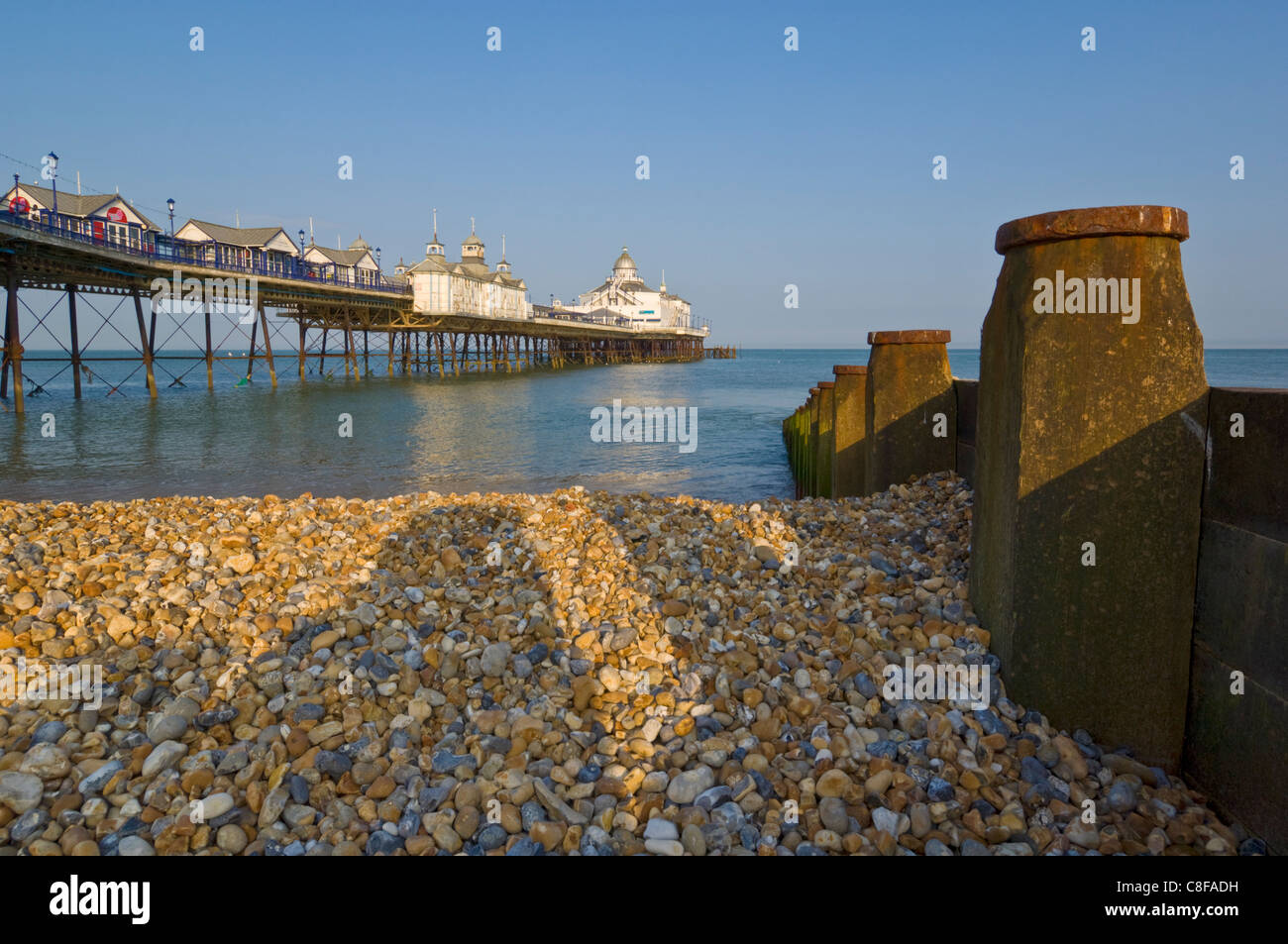 Eastbourne Pier, plage et épis, Eastbourne, East Sussex, Angleterre, Royaume-Uni Banque D'Images