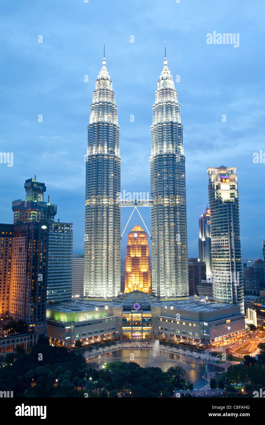 La Malaisie, Asie, Kuala Lumpur, ville, ville, Petronas Towers, Skyline, parc, arbres, parc, le soir, les lumières, l'éclairage, la nuit Banque D'Images