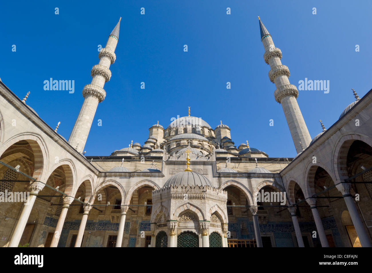 Vue intérieure de la cour et la fontaine des ablutions de la Yeni Cami (la nouvelle mosquée, Eminonu, Istanbul, Turquie Banque D'Images