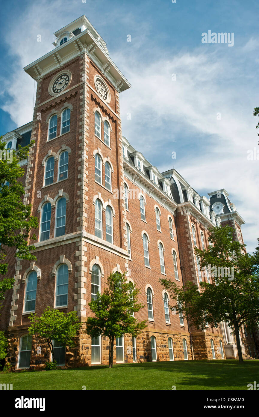 La tour sud de Old main sur le campus de l'université d'Arkansas à Fayetteville, Arkansas. Banque D'Images