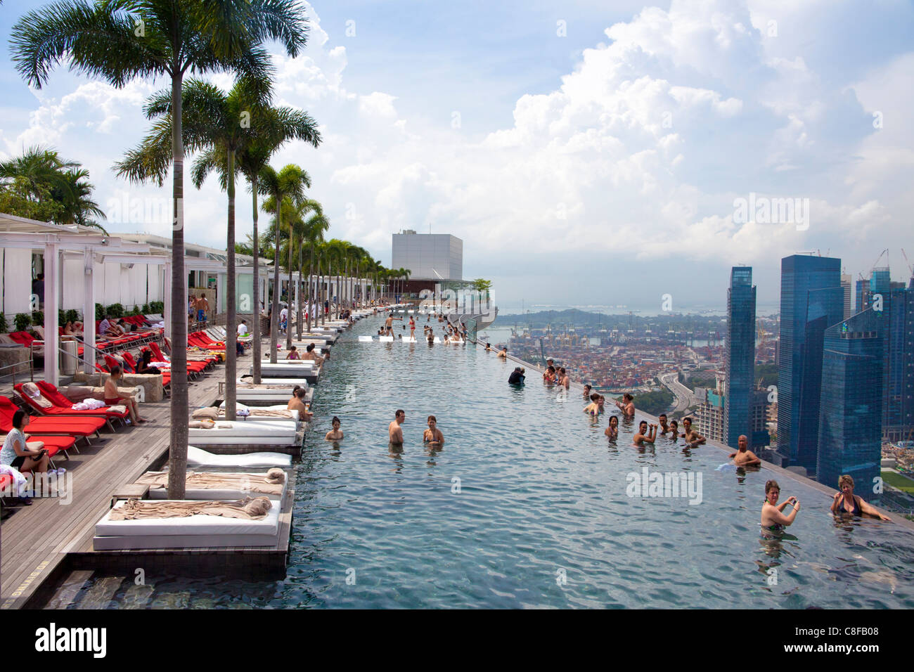 Singapour, Asie, Marina Bay Hotel, hotel, piscine, regarder, bref, à la ville, ville, ville, piscine sur le toit, le toit, les visiteurs, touristes, personnes Banque D'Images