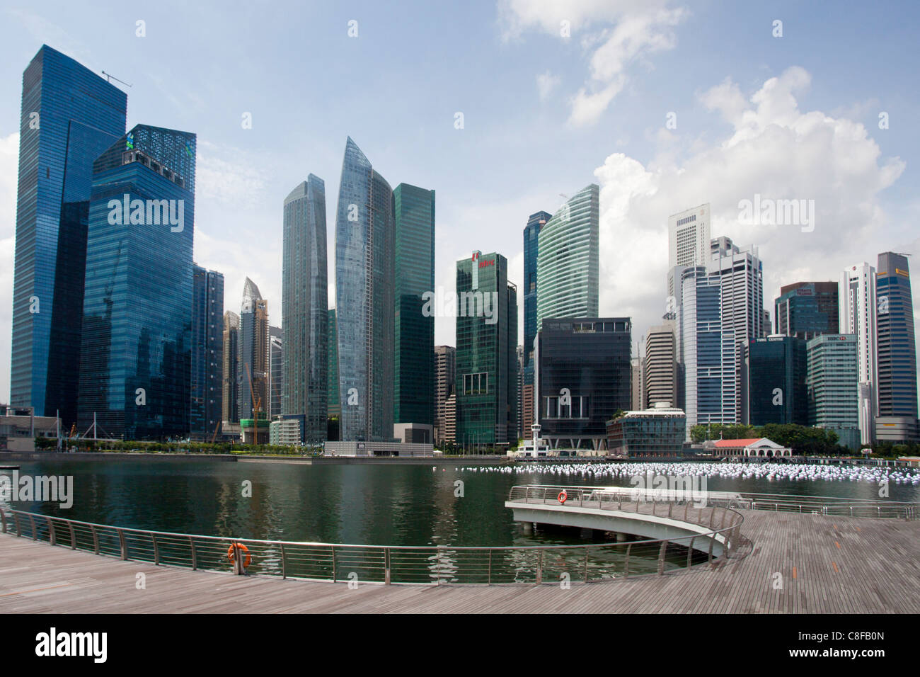 Singapour, Asie, Marina Bay, Skyline, bay, pâtés de maisons, immeubles de grande hauteur, des gratte-ciel, passerelle en bois Banque D'Images