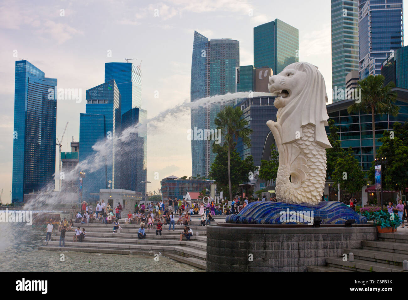 Singapour, Asie, Merlion, l'eau, des vomissements, de cracher, de lion, sirène, pâtés de maisons, immeubles de grande hauteur, Skyline, centre-ville, passer Banque D'Images