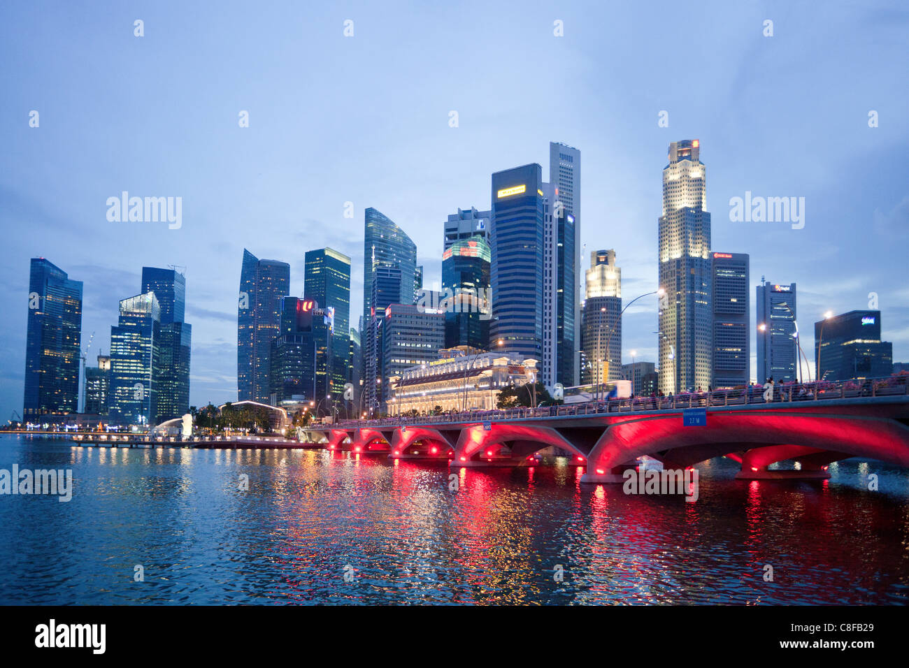 Singapour, en Asie, le centre-ville, pont, éclairage, illumination, rouge, gratte-ciel, des immeubles, des immeubles de grande hauteur, Skyline Banque D'Images