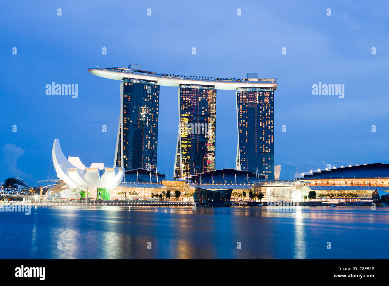 Singapour, Asie, Marina Bay Hotel, hôtel, l'architecture, 4 faces, de nuit, le soir, les lumières, l'éclairage, terrasse Banque D'Images