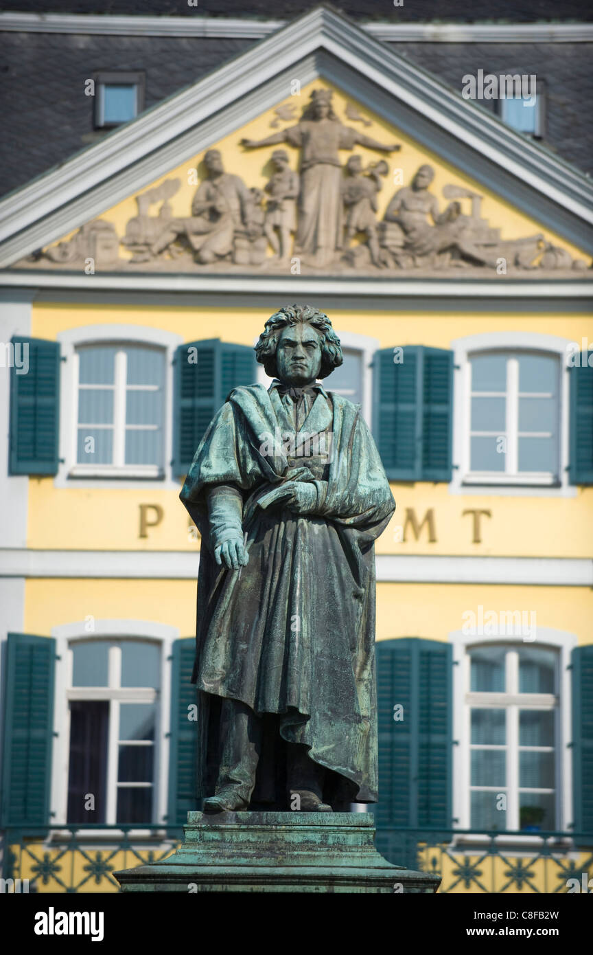 Statue de Ludwig van Beethoven devant le bureau de poste, Bonn, Rhénanie du Nord Westphalie, Allemagne Banque D'Images