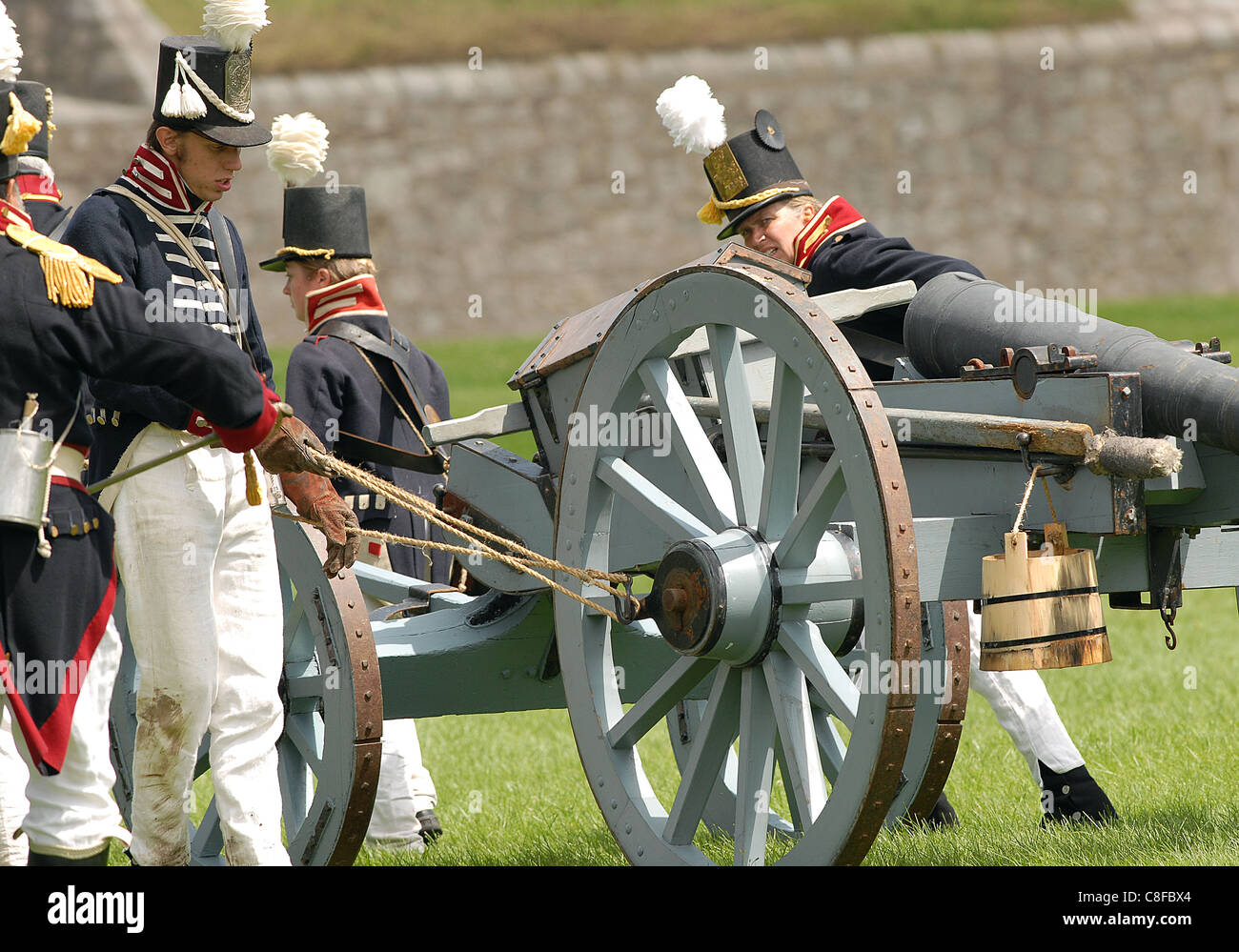 Photo de la siège du fort Érié Guerre de 1812 reconstitution de la bataille, un équipage d'artillerie se déplace leur cannon sur le terrain Banque D'Images