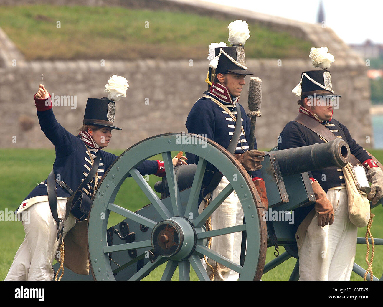 Photo de la siège de Fort Érié, guerre de 1812, une reconstitution de la bataille de l'équipage d'artillerie américaine se prépare à tirer leurs canons. Banque D'Images