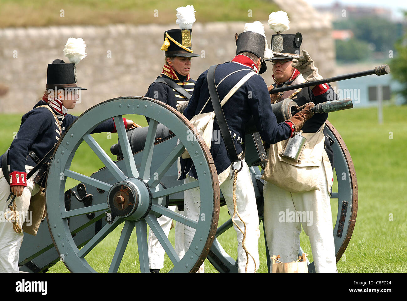 Photo de la siège de Fort Érié, guerre de 1812, une reconstitution de la bataille de l'équipage d'artillerie américaine prépare leur canon. Banque D'Images