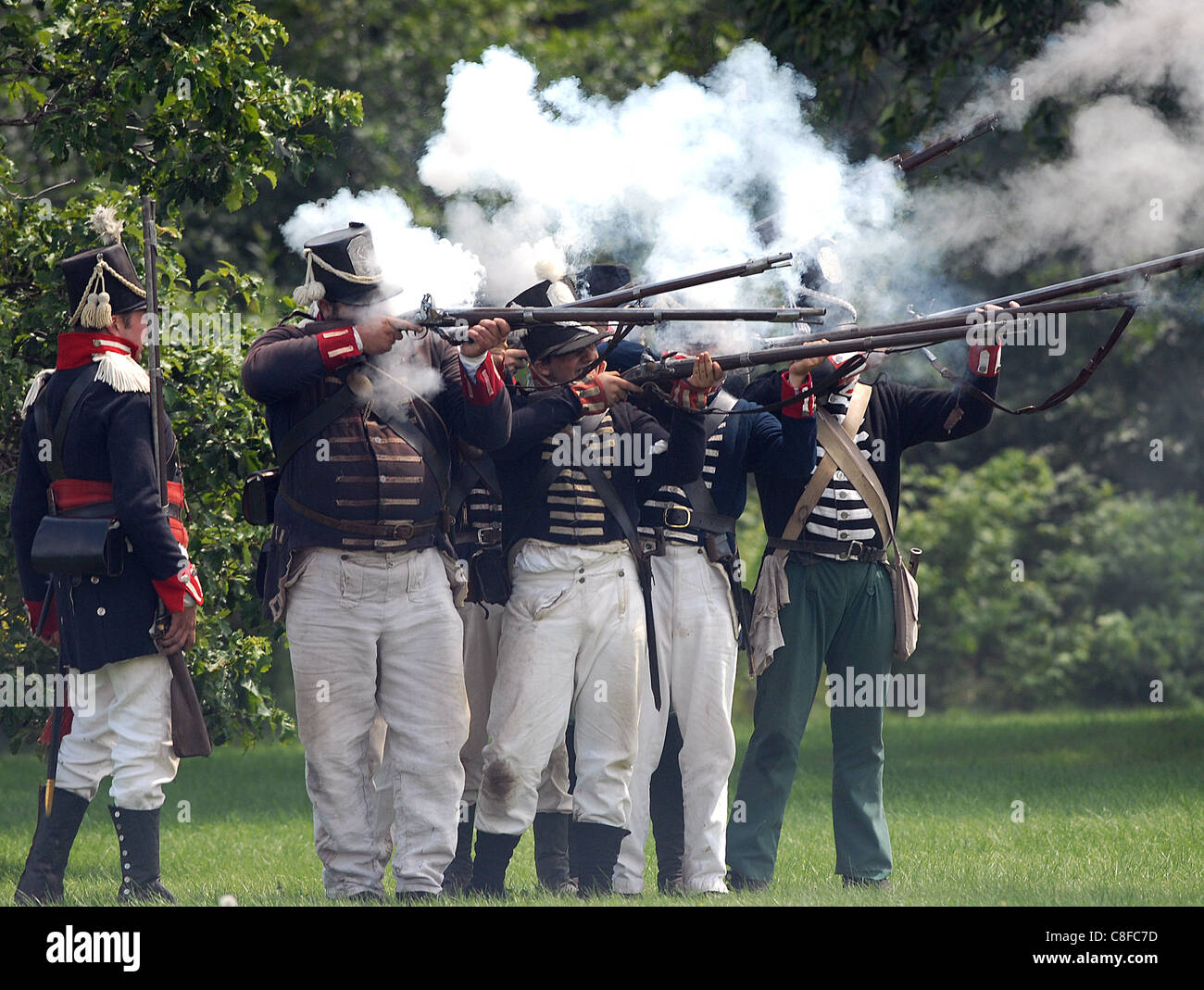 Le feu sur les soldats américains les Britanniques pendant le siège du fort Érié reconstitution bataille de la guerre de 1812 Banque D'Images