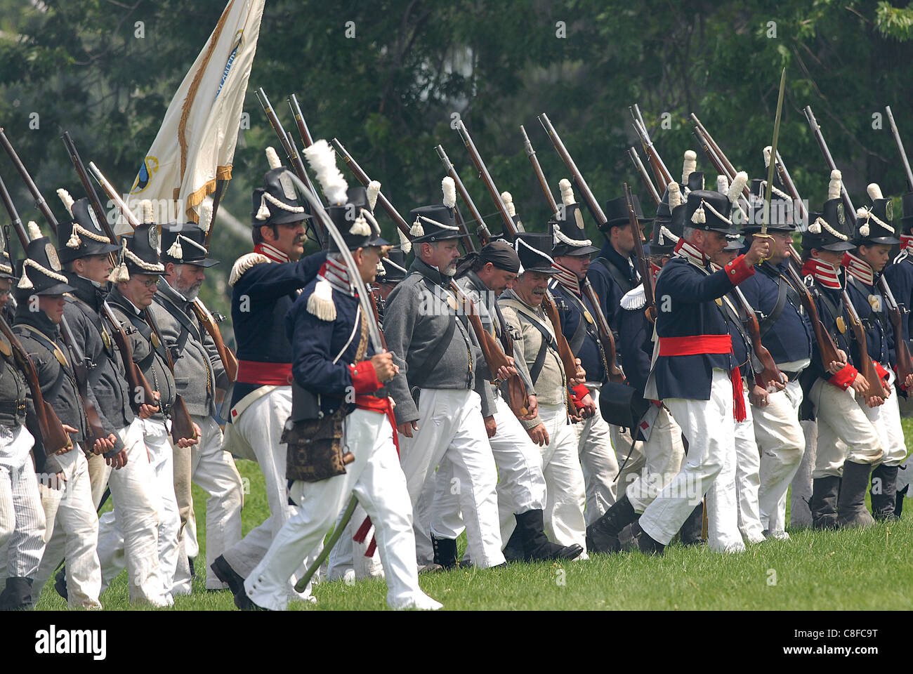 Les soldats américains l'avance pendant le siège de Fort Erie 1812 reconstitution bataille Banque D'Images