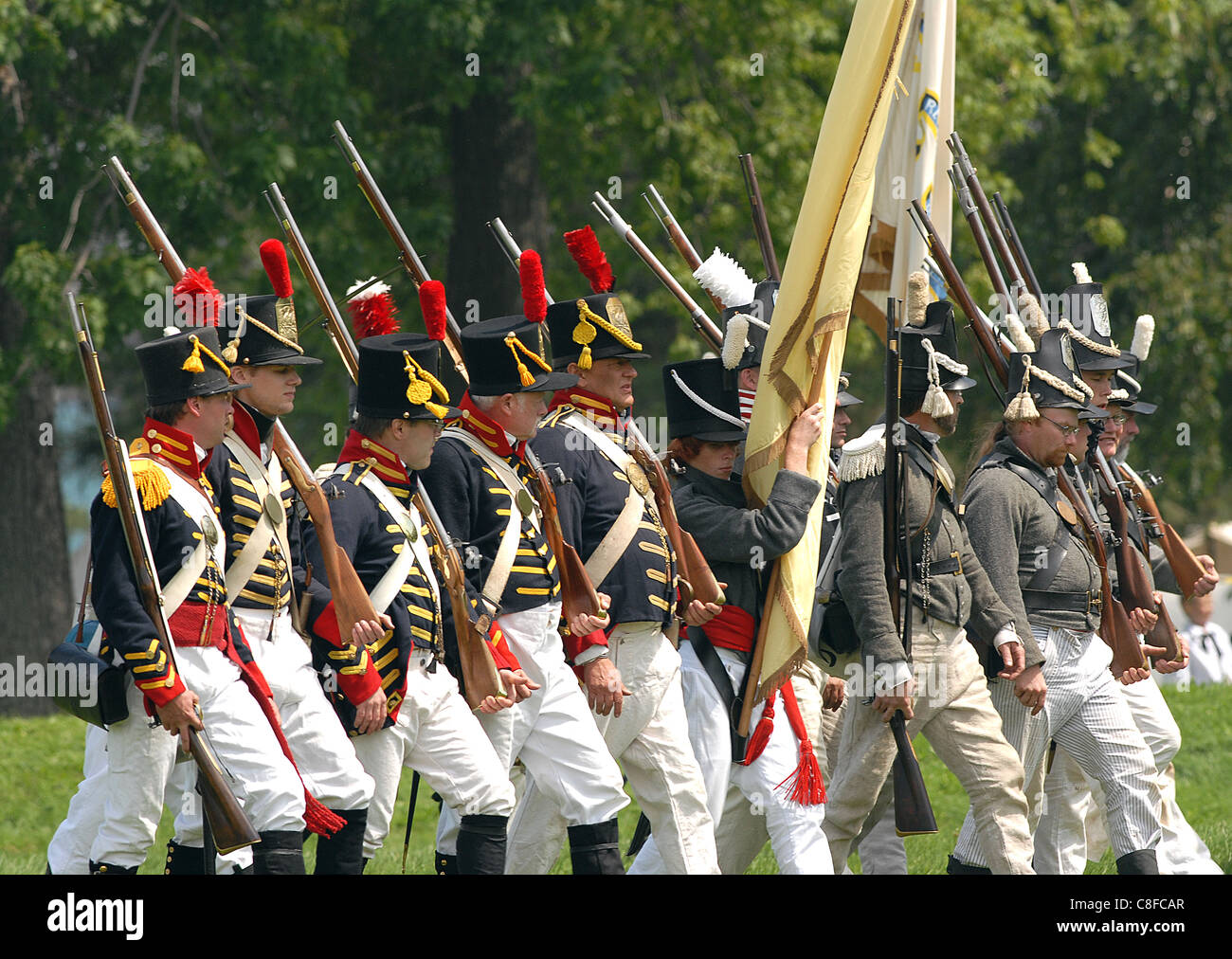 Les soldats américains l'avance pendant le siège de Fort Erie 1812 reconstitution bataille Banque D'Images