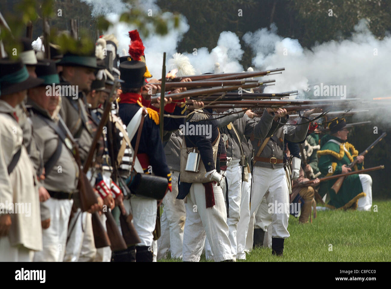 Le feu sur les soldats américains les Britanniques pendant le siège du fort Érié reconstitution bataille de la guerre de 1812 Banque D'Images