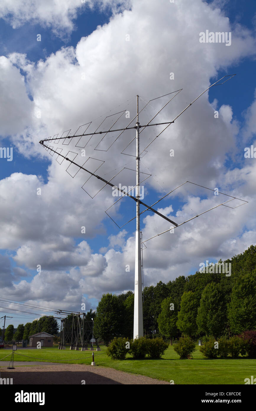 Log-périodique antenne ondes courtes en plus de l'ancienne station de radio Grimeton, site du patrimoine mondial de l'UNESCO à l'extérieur de Varberg en Suède Banque D'Images