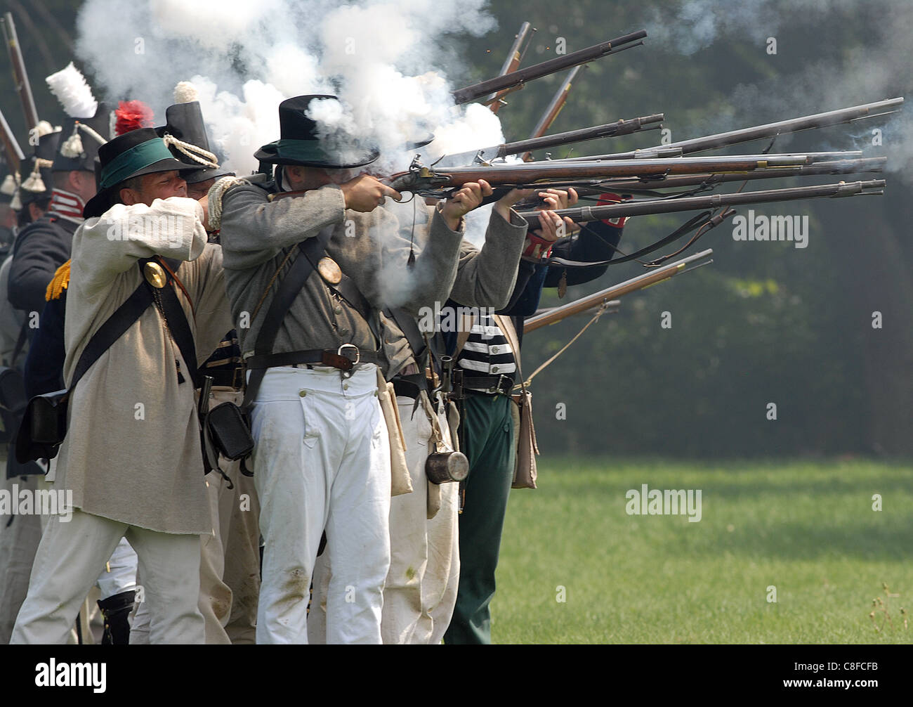 Le feu sur les soldats américains les Britanniques pendant le siège du fort Érié reconstitution bataille de la guerre de 1812 Banque D'Images