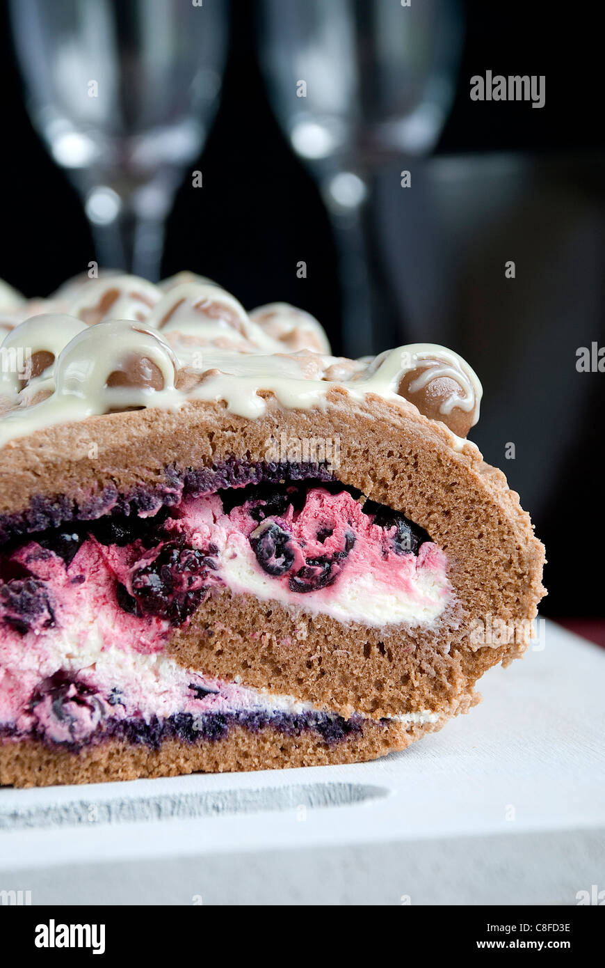 Suisse chocolat rouleau avec garniture aux cerises Banque D'Images