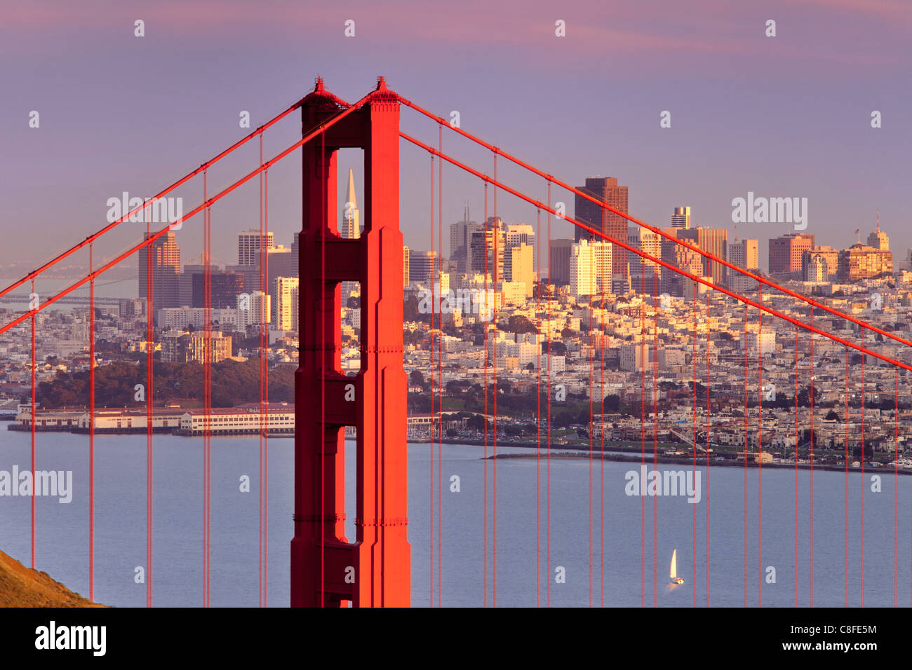 Les derniers rayons du soleil couchant brillent sur le Golden Gate Bridge, San Francisco, Californie, USA Banque D'Images