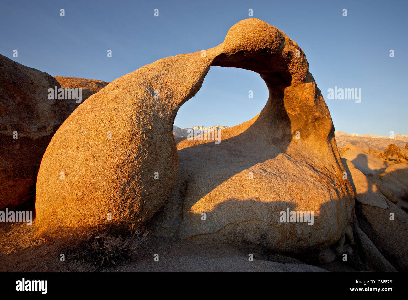 Passage de Mobius ossature Mt. Whitney à l'aube, Alabama Hills, Inyo National Forest, Californie, États-Unis d'Amérique Banque D'Images