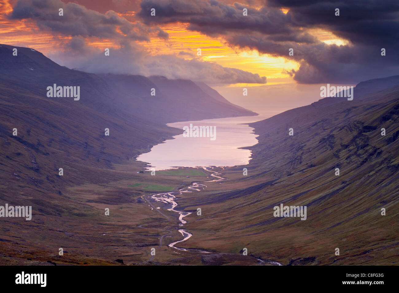 Coucher de soleil sur la vallée de Fjardardalur Mjoifjordur et fjord, Fjords de l'Est (région de l'Austurland, Islande, régions polaires Banque D'Images