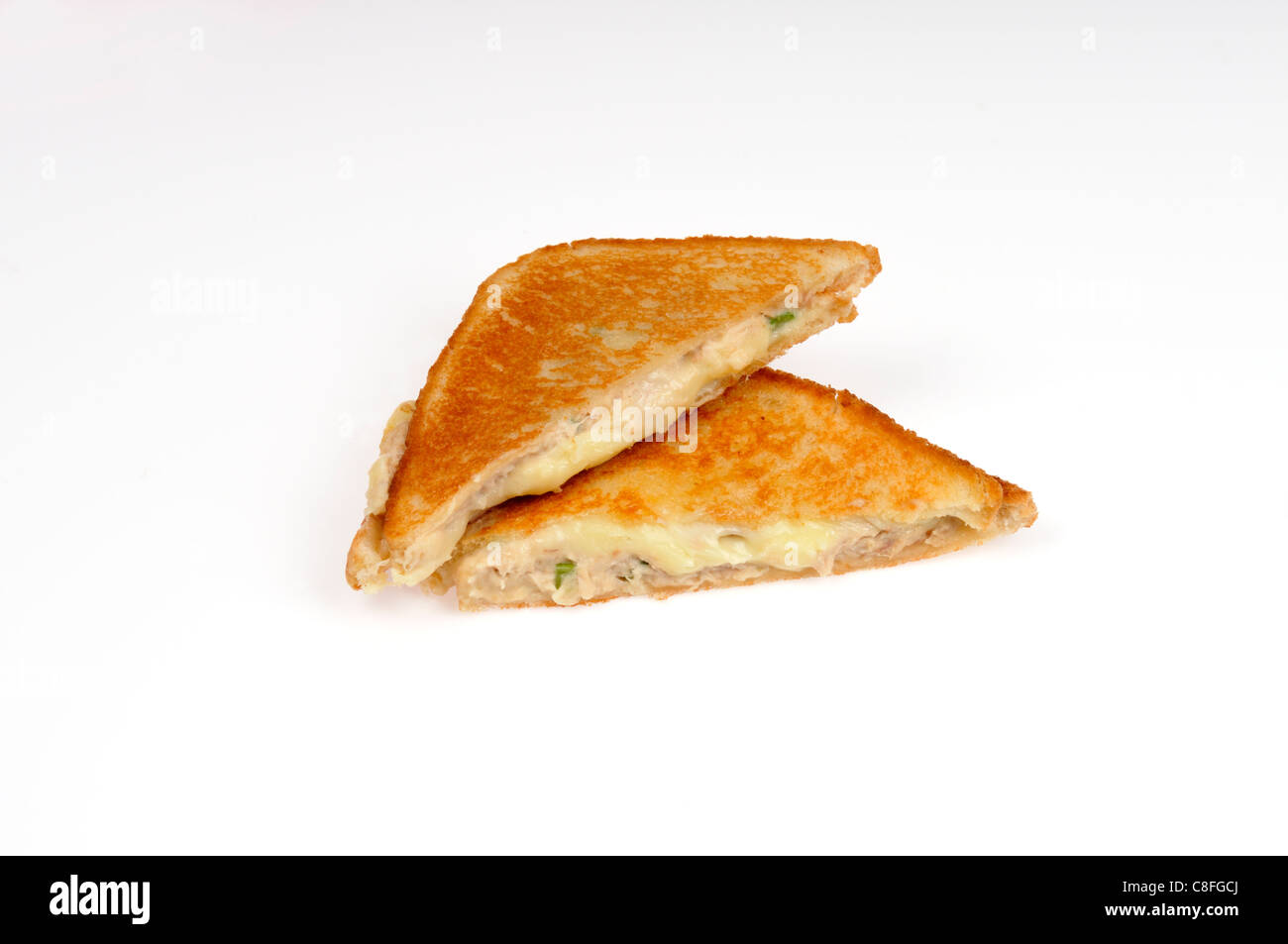Thon grillé sandwich au fromage fondu sur fond blanc découpé. Banque D'Images