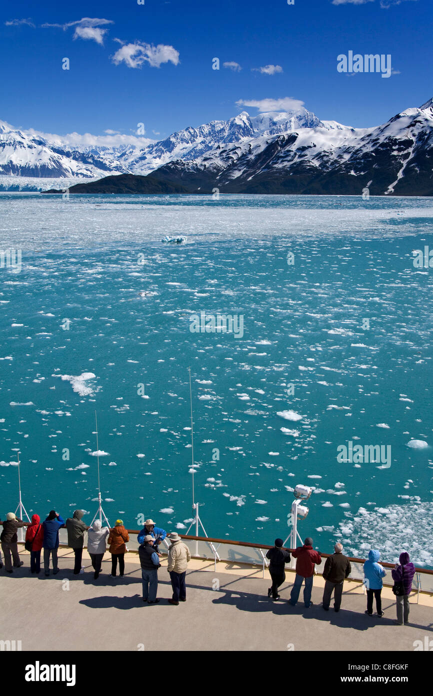 Bateau de croisière près de la baie de Yakutat, Glacier Hubbard, golfe d'Alaska, le sud-est de l'Alaska, États-Unis d'Amérique Banque D'Images