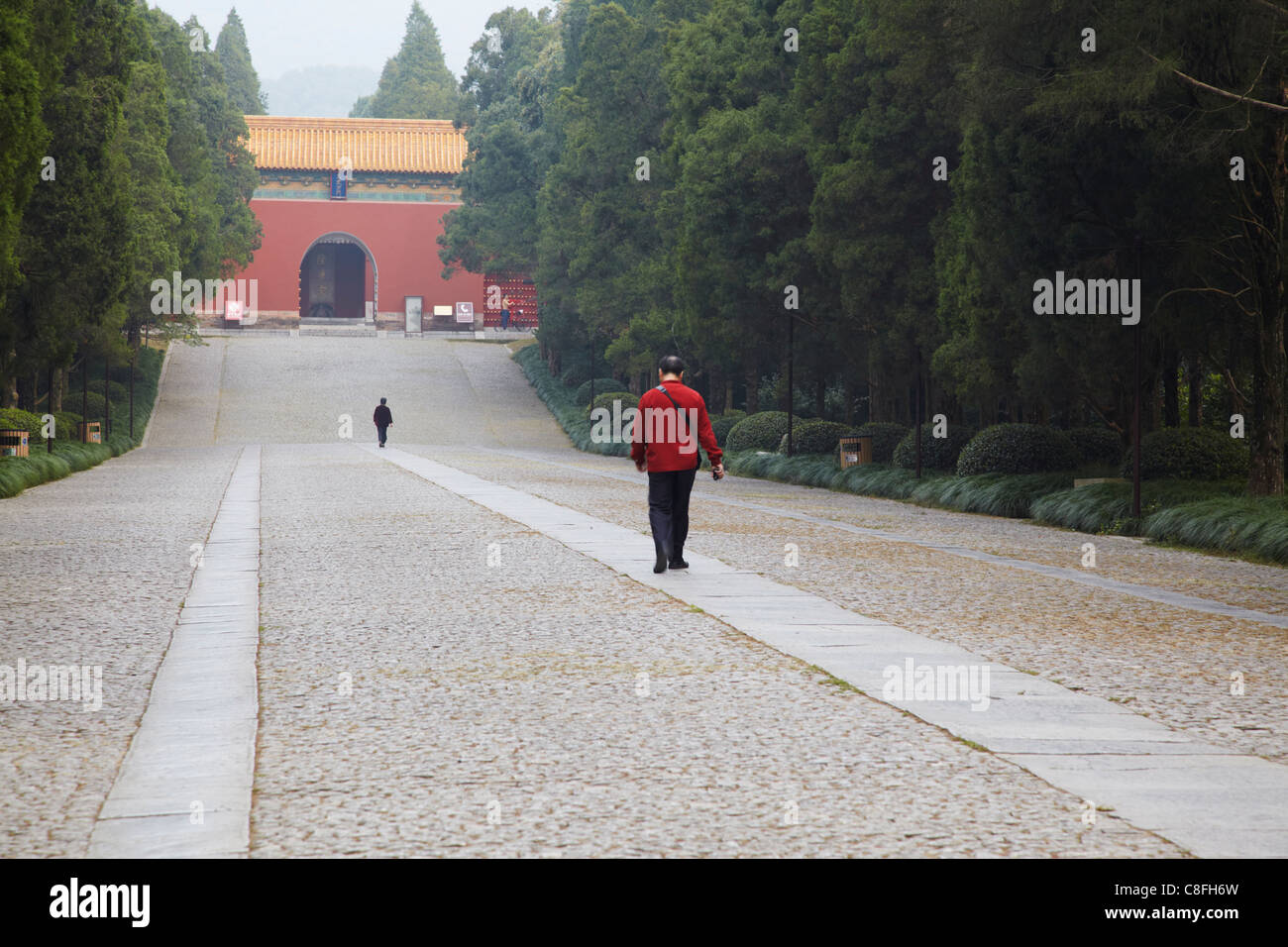 Les gens qui marchent vers le portail de Ming Xiaoling, dynastie Ming tombe, UNESCO World Heritage Site, Sanatorium On Gulang Island Shan, Nanjing, Jiangsu, Chine Banque D'Images