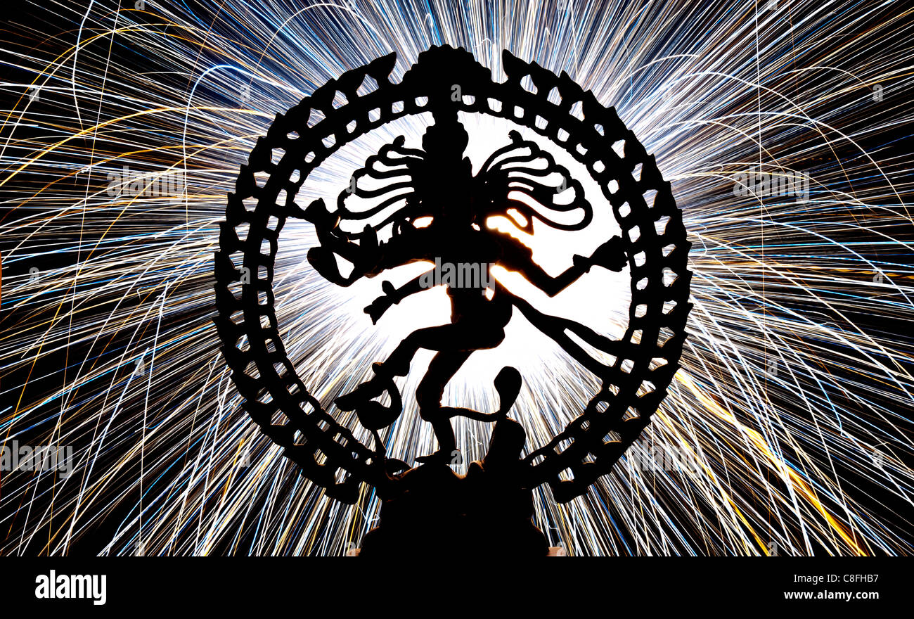 Seigneur dansant Shiva Nataraja, statue, en face de l'artifice d'étincelles. Silhouette Banque D'Images