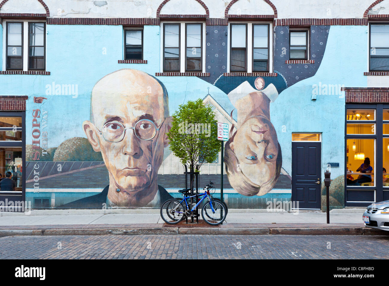 Side à Columbus, Ohio peint par Steve Galgas et Mike Altman est similaire à American Gothic de Grant Wood. Banque D'Images