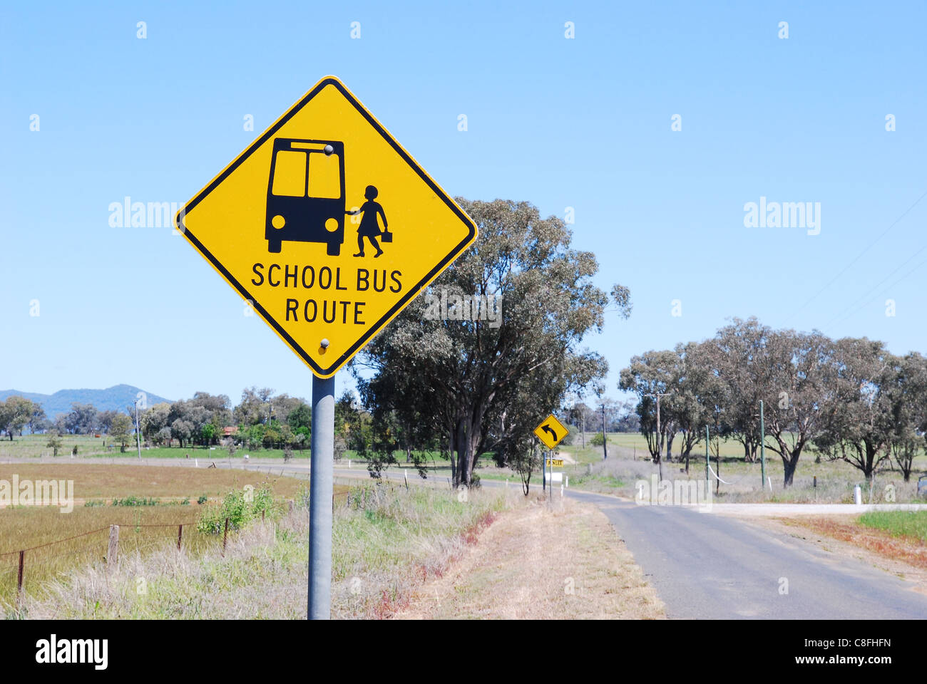 School bus sign on rural road Banque D'Images