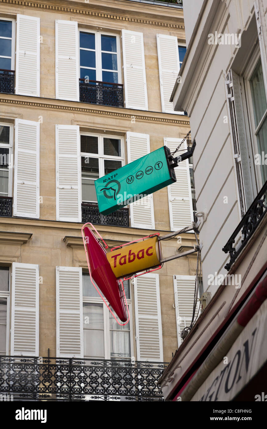 Les panneaux au-dessus le Washington et tabac brasserie, Rue Washington, Paris, France Banque D'Images