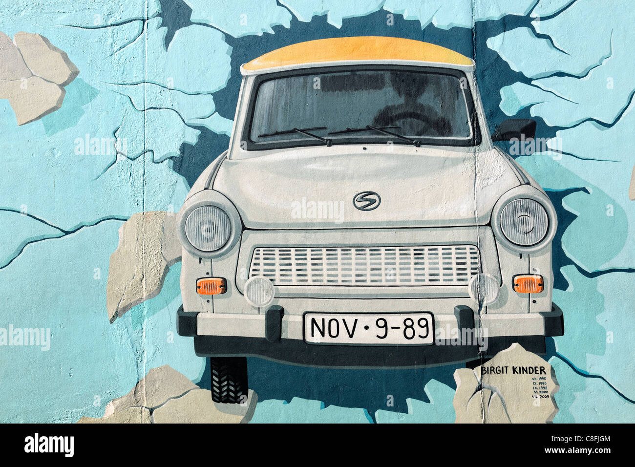 Fresque de voiture Trabant brisant le mur de Berlin Banque D'Images