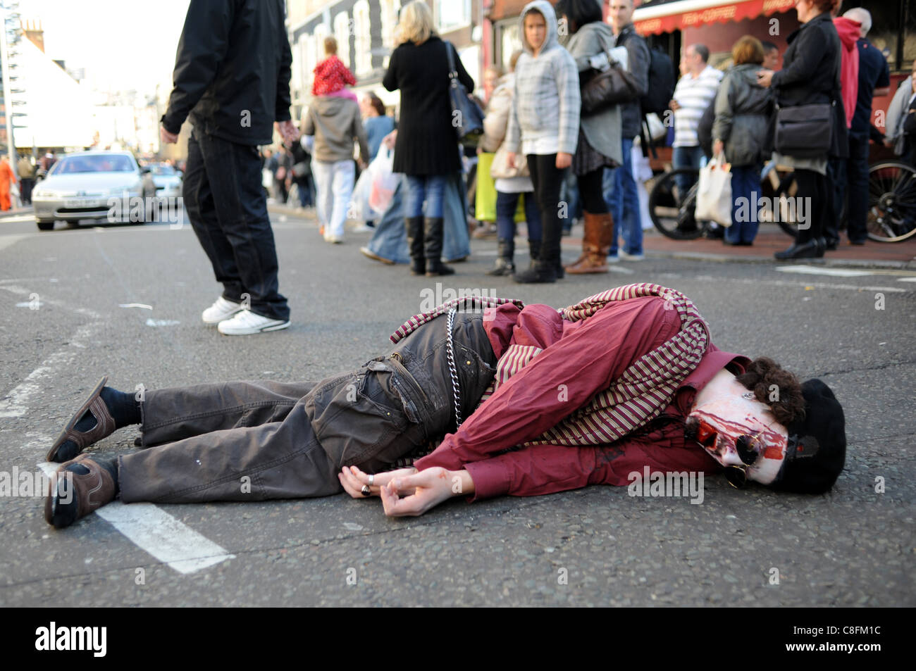 Un sosie du Colonel Kadhafi prend part à la Plage des Morts Zombie Walk par Brighton city centre dès aujourd'hui . Banque D'Images