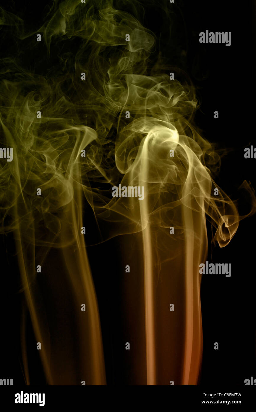 Abstract photo montrant certains fumée multicolores en fond sombre Banque D'Images