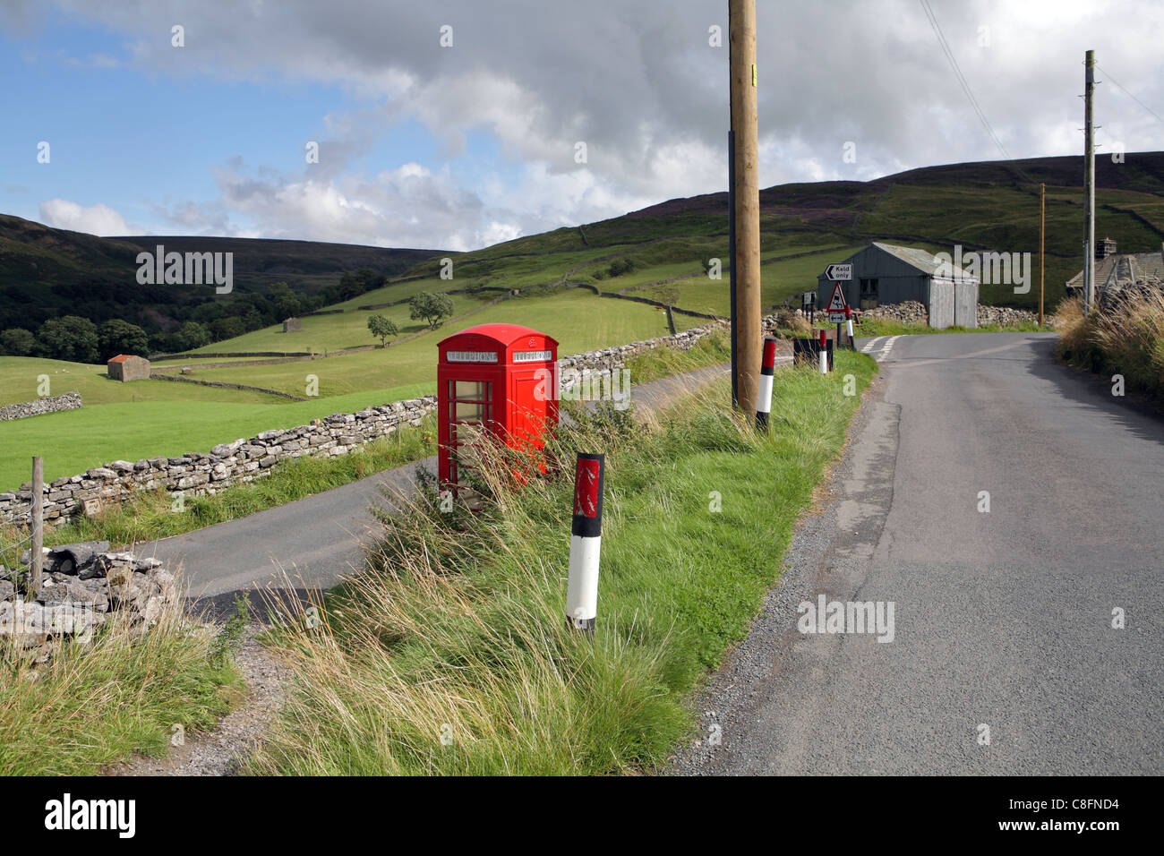 Routes de campagne avec téléphone fort proche de Keld North Yorkshire, UK, partie d'Alfred Wainwright côte à côte à pied. Banque D'Images